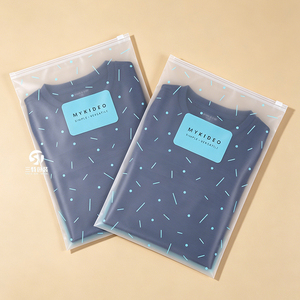 ถุงบรรจุภัณฑ์เสื้อผ้าแบบฝ้า CPE รีไซเคิลได้ ได้รับการรับรองมาตรฐาน GRS พร้อมโลโก้สั่งทำ สำหรับชุดชั้นใน เสื้อผ้า และชุดกีฬา - Product Image 1