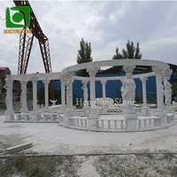 Grand gazebo de jardin en marbre blanc avec toit en fer pour mariage en plein air