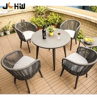Ensemble de table et chaises de jardin en aluminium et corde, luxueux, durable et confortable, pour hôtel, cour et terrasse.
