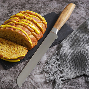 Couteau à pain en acier inoxydable à haute teneur en carbone, couteau de cuisine dentelé pour couper le pain, les gâteaux et les pâtisseries, avec manche en bois de rose - Product Image 5