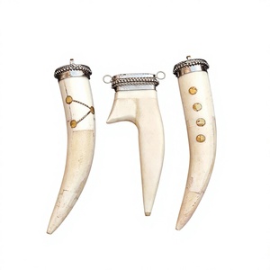 Collier pendentif en os sculpté à la main avec capuchon en métal argenté et clous dorés - Product Image 1
