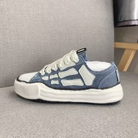 Chaussures de marche unisexes tendance en cuir véritable de haute qualité avec empeigne en maille, semelle extérieure en caoutchouc silencieuse et anti-odeur, et semelle intérieure.