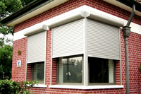 Volets verticaux carrés de style européen au design moderne, composants en verre, profilés en alliage d'aluminium, fonctionnement électrique, garantie 3 ans