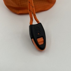 Manta de Emergencia para Supervivencia con Asa en Forma de D, Color Naranja, Material PE, Impermeable, Ligera y Compacta para Uso en Exteriores - Product Image 1