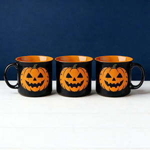 مجموعة أكواب سيراميك مخصصة بتصميم الهالوين باللونين الأسود والبرتقالي مع نقش جمجمة وشبح وزخرفة شريطية - Product Image 6
