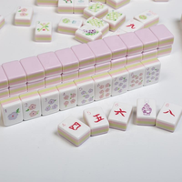 Table de Mahjong Américain de Luxe Shinvale en Acrylique Rose, Tuiles à Quatre Couches Couleurs Mixtes, Mini Format Voyage Portable, Emballage Personnalisé