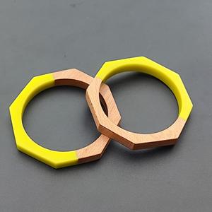 Brazaletes de Resina y Madera con Grano de Madera Natural y Detalles de Resina, Joyería Hecha a Mano para Mujer, Uso Diario - Product Image 4