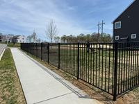 Clôture en aluminium noir pré-assemblée 4'x6', résistante aux intempéries, clôture décorative pour jardin destinée aux propriétaires américains