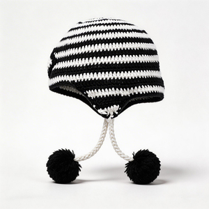 Bonnet à oreilles en crochet noir et blanc, bonnet tricoté fait main avec pompons et motif œil porte-bonheur, bonnet chaud d'hiver pour le ski et le streetwear - Product Image 2