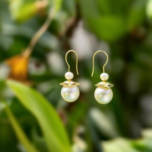 Pendientes de Perlas de Acero Inoxidable 316L con Baño de Oro PVD, Diseño de Gota, Resistentes y Sostenibles - Product Image 3