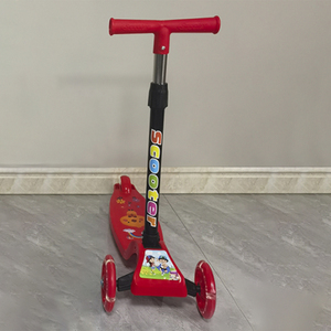 Scooter pieghevole in plastica multipla per bambini con altezza regolabile a tre ruote con illuminazione posteriore ampia e robusta - Product Image 5