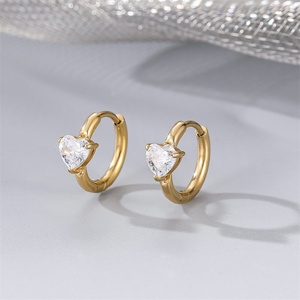 Boucles d'oreilles créoles plaquées or 18 carats avec pendentif cœur en zircon en acier inoxydable délicat - Product Image 3
