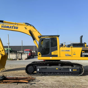 Excavatrice Komatsu PC300LC d'occasion bien entretenue avec système hydraulique robuste, poids opérationnel de 30 tonnes, contrôlée par PLC - Product Image 2