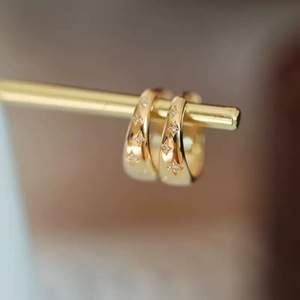 Boucles d'oreilles clous étoile Hoshino en or 18 carats, sertissage à griffes, pour usage quotidien - Product Image 1