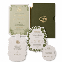 Suite d'invitations de mariage de luxe en papier vert olive avec détails en feuille d'or gaufrée et pochette personnalisée