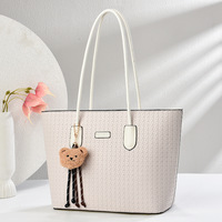 Sac fourre-tout élégant en cuir PU tressé avec poignée supérieure pour femme, spacieux, avec ornement décoratif en forme d'ours, idéal pour le bureau et les affaires