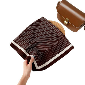 Foulards carrés 70 cm en soie imitation motif chevrons, accessoire de mode élégant pour le cou et les sacs, idéal pour les trajets quotidiens - Product Image 5