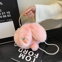 Sac à main d'hiver en peluche mignon pour femme, pochette à fermoir Kiss Lock, petit sac à main à cadre avec bandoulière en perles, sac à bandoulière fourrure pour femme pour soirée et mariage