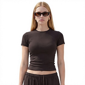 Crop top noir pour femme, manches courtes, col rond, coupe ajustée, tricoté en coton et élasthanne, couleur unie, style minimaliste printemps-été - Product Image 1