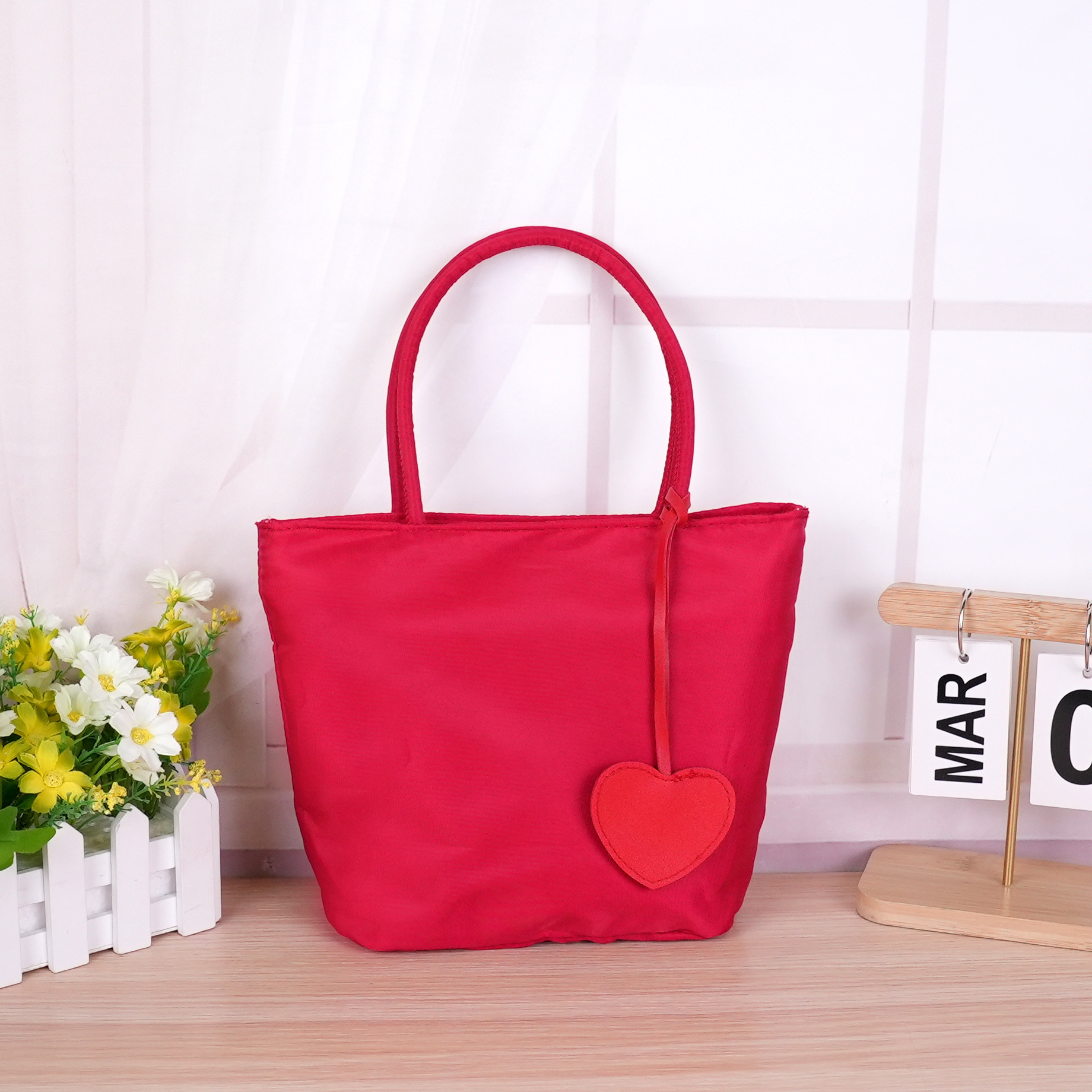Sac simple rouge [porté à deux mains]