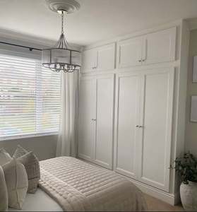 Armoire moderne en bois massif à 4 portes pour chambre à coucher avec portes à charnières durables, rangement zoné ajustable et respectueux de l'environnement - Product Image 3