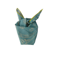 Un bandana avec un motif vert émeraude unique, convient à ceux qui préfèrent un style audacieux et individualiste.