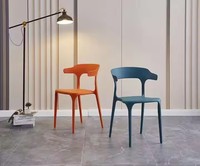 Meubles commerciaux modernes nordiques empilables corne de boeuf Pp chaises de salle à manger de café de Restaurant en plastique