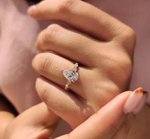 Anillo de Compromiso de Moissanita de Alta Calidad con Corte de Pera de 1 Quilate, Sin Níquel, Sin Plomo, Engaste Pavé en Oro Rosa, VVS Incoloro, Certificado IGI - Product Image 6