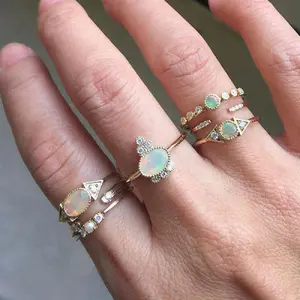 Klassisches Design Einzels tein Ei Form weißes Feuer Opal Edelstein einzigartige zierliche Gold gefüllt Mode Goldring