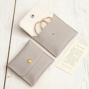 Pochette à bijoux en cuir PU de luxe de 8*8 cm, couleur personnalisée, vente en gros, pour bague, bracelet, collier - Product Image 1