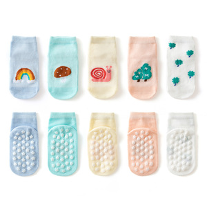 KBD Nouveau design Chaussettes antidérapantes pour bébés Chaussettes de sol pour enfants en coton doux pour bébés Chaussettes antidérapantes en vente - Product Image 5