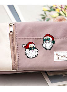 Значок на лацканы с изображением оленя, снеговика и Санта-Клауса, позолоченный, из металлического цинкового сплава, с мягкой эмалью, в стиле аниме, с бриллиантами, рождественский подарок - Product Image 4