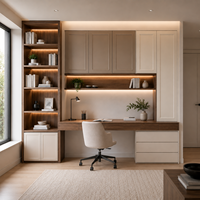 Armoires de bureau avec rangements encadrés blanc chaud, un bureau couleur bois et des étagères lumineuses