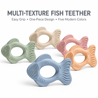 Anneau de dentition pour bébé en silicone en forme de poisson, texture écaille, queue ondulée côtelée, facile à saisir, qualité alimentaire, sans couture, OEM, vente en gros