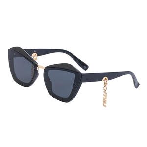 Lunettes de soleil pour femmes de style européen, UV400, monture en PC, œil de chat, tendance, design à la mode, noir et rose - Product Image 2