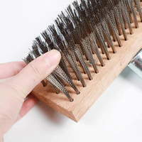 Brosse métallique à long manche en acier inoxydable pour le nettoyage des cours, des piscines, des sols en ciment, l'élimination du mousse et des saletés tenaces