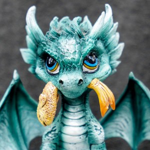 פסלון דג דרקון משרף, קישוט ביתי חמוד בעבודת יד עם פרטים עדינים וצביעה ידנית, דגם QYB007 CN GUA - Product Image 2