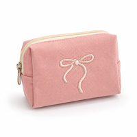 Pochette cosmétique brodée avec fermeture éclair et nœud, personnalisable avec logo, couleur pastel, pour coffrets cadeaux beauté, rangement de voyage et de toilette, vente en gros