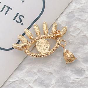 Pin Elegante Personalizado con Ojo de Diablo, Insignia de Diamante Naranja, Pin Exquisito con Pedrería para Venta al por Mayor - Product Image 4