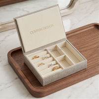 Boîte cadeau de luxe en carton rigide style livre avec plateau intérieur en mousse pour l'emballage de bijoux