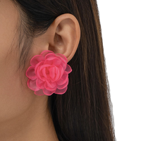 Anting-anting wanita desain bunga mawar besar bergaya floral berlapis perak 2026, motif bunga 3D tepi terbakar, romantis untuk liburan