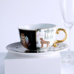 Tasse à café et soucoupe en céramique de style chinois - Poignée noire et or, motif tigre, forme irrégulière, vintage - Product Image 3