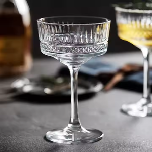 Copas de <span class=keywords><strong>vino</strong></span> transparentes en relieve de copa de cristal europeo Vintage para cócteles Martini de agua - Product Image 3