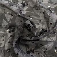 Chiffon brodé avec des paillettes et des tubes de perles, doux, respirant et à bon tombé, parfait pour les robes de soirée et de fête