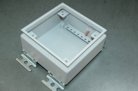 Boîtier de commande en acier au carbone KL, protection IP55, taille personnalisable, revêtement poudré, application d'ingénierie haute performance