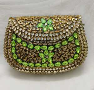 Sacs en mosaïque de laiton faits à la main sur mesure avec des motifs de perles et de pierres en demi-lune - Accessoires de déclaration exquis pour les fêtes et les mariages - Product Image 5