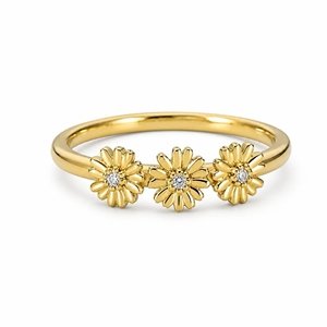 Bague florale délicate et raffinée en argent plaqué or jaune 18 carats, incrustée de zircone cubique étincelante, modèle Dai - Product Image 4