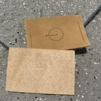 Étiquette de vêtements en cuir PU personnalisée de haute qualité Logo en relief Patch pour sac en jean en gros