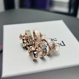 Boucles d'oreilles manchette en C à trois couches Empress Dowager Vivienne, style luxe léger, avec rivets diamantés et lettre Saturne, bijoux pour femme - Product Image 2