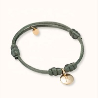 Bracelet en acier inoxydable plaqué or PVD 18 carats avec mini pendentif pièce de monnaie et cordon satiné, inaltérable, personnalisable avec initiales gravées